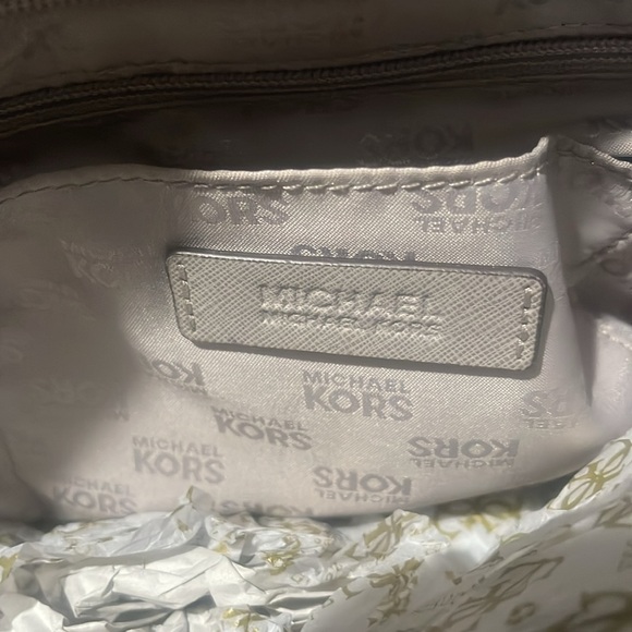 I’m sell it cause I had more de 10 bags in my closed , the color is grey color - Picture 2 of 7